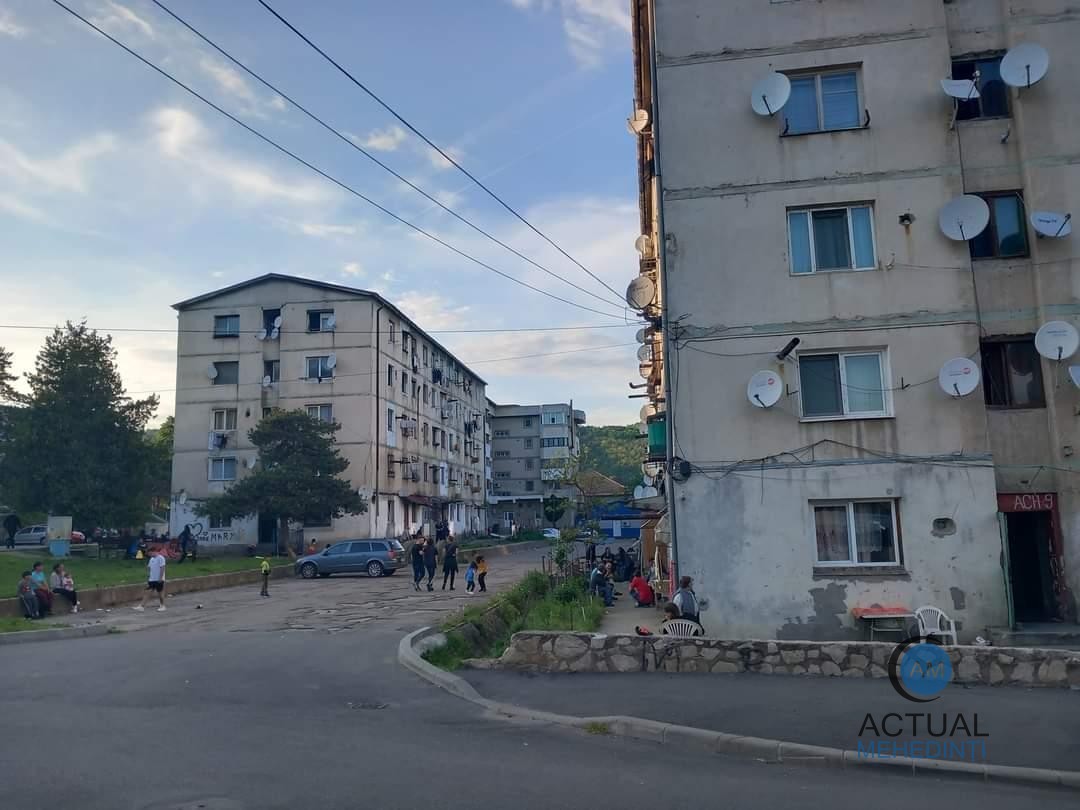 Bărbat decedat de trei zile, găsit în apartament, de pompieri!