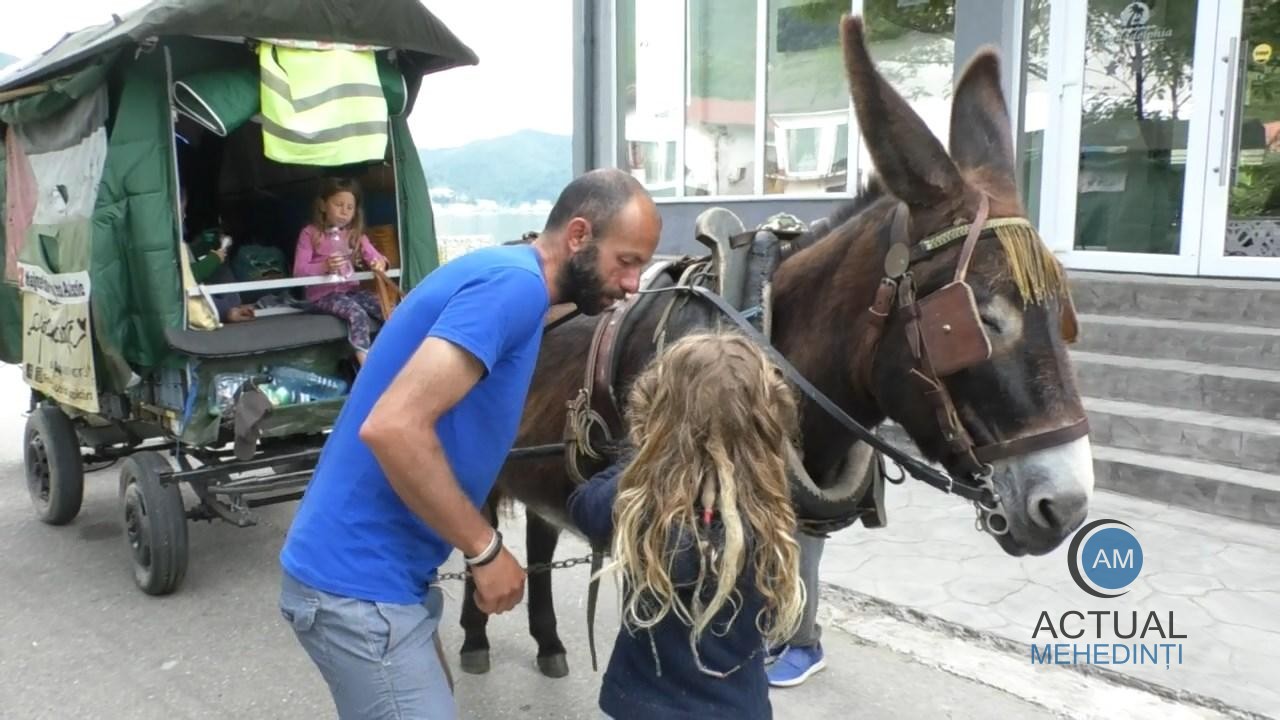 Au plecat din Franța, spre Palestina, într-o căruță trasă de măgar. Drumeții s-au oprit în Mehedinți, unde au fost primiți cu ospitalitate.