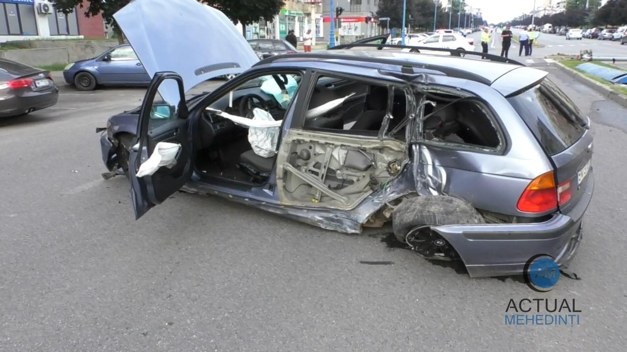 Accidentul produs de șoferul fugar amână recepția noului sistem de semaforizare din oraș. Primăria îl va da în judecată pe tânăr pentru recuperarea prejudiciului.