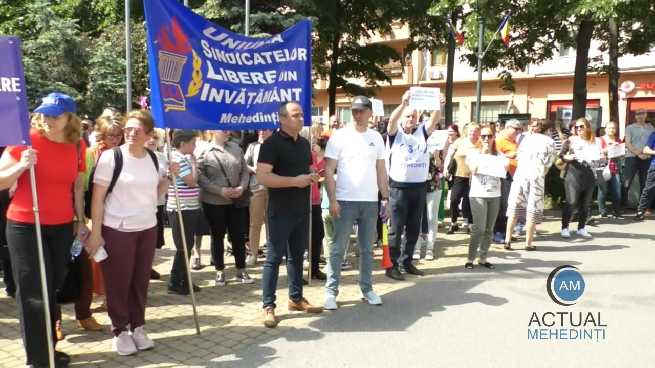 Profesorii din Mehedinți continuă protestele. 12 școli din județ au renunțat la grevă.