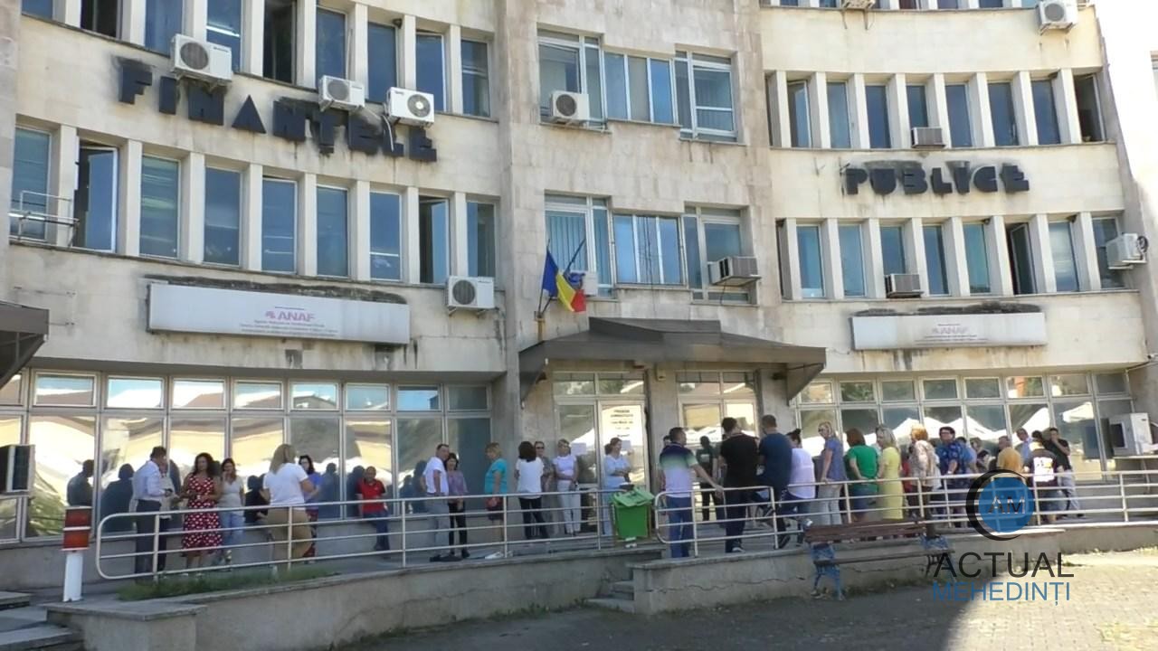 Protest la Finanțele din Mehedinți! „Nu suntem milogi.”. „Multă muncă, pe bani puțini!”