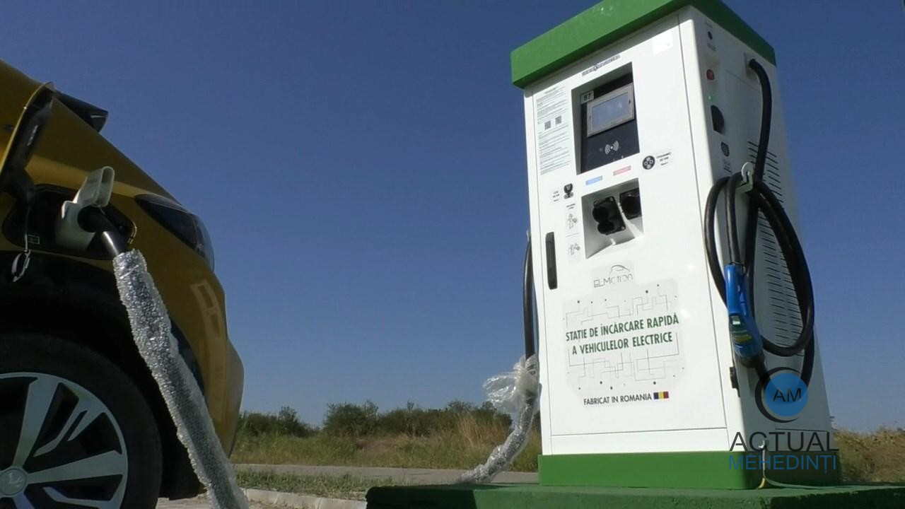 Prima comună din Mehedinți care a pus în funcțiune stațiile de încărcare pentru mașinile electrice! Primăria a achiziționat și un autoturism electric. Urmează și alți pași către o localitate verde.