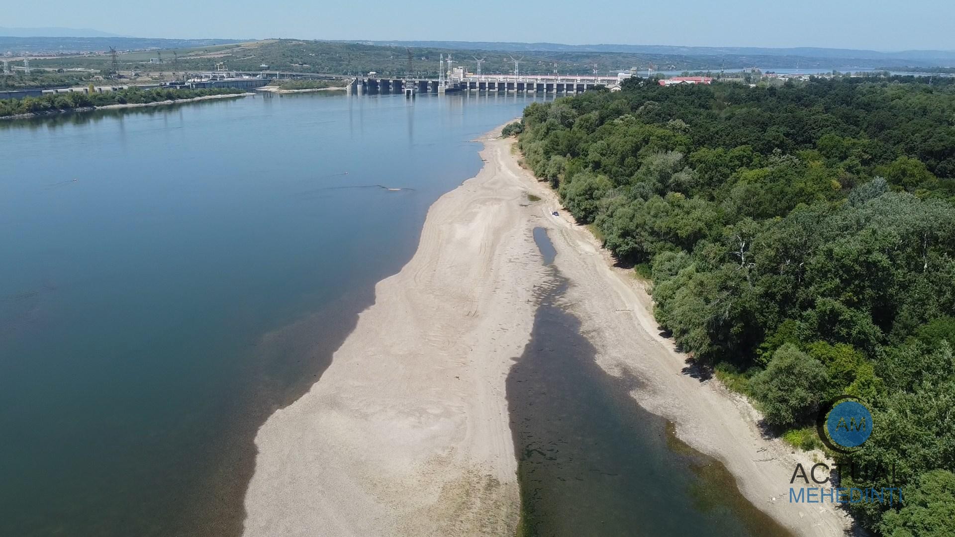 Seceta pune probleme navigației fluviale. Din cauza debitului scăzut al Dunării, o navă a eșuat la Gârla Mare.