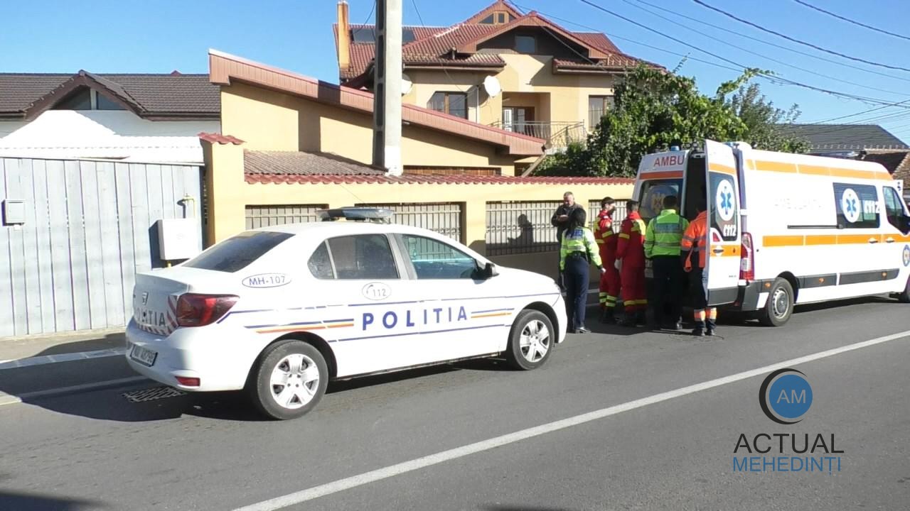 A căzut de pe acoperișul unei case. Bărbatul, transportat la spital!