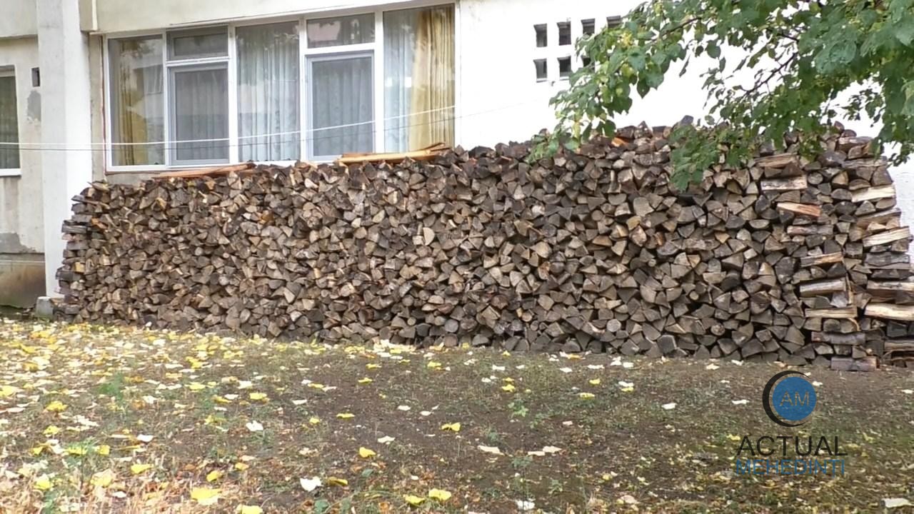 Lemnele de foc, mai scumpe! Orșovenii continuă să care lemnele în apartamente, în timp ce gazul se lasă așteptat.