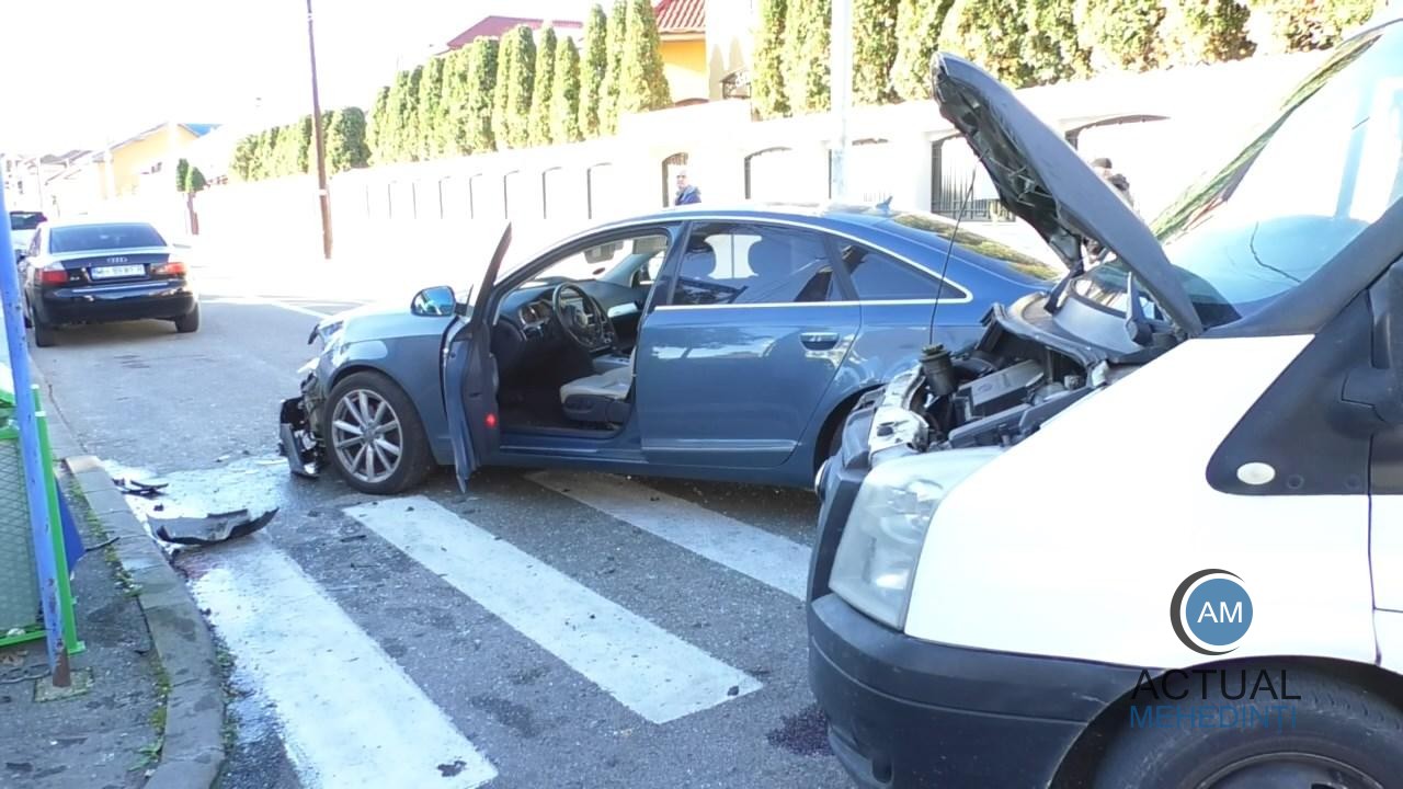 Accident în Severin! Un șofer nu a oprit la STOP, iar autoturismul său s-a izbit violent de un alt autovehicul.