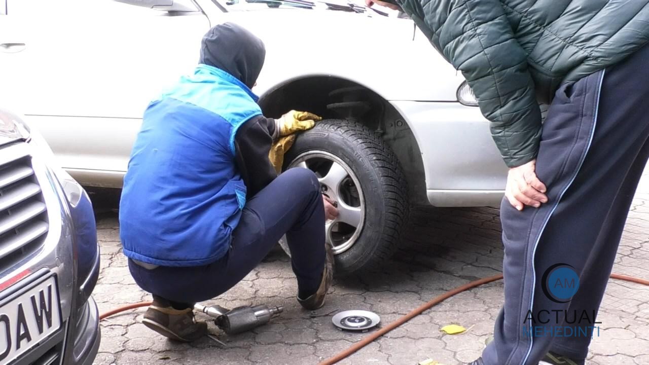 Cozi la vulcanizările din Severin, pentru schimbarea anvelopelor de iarnă!