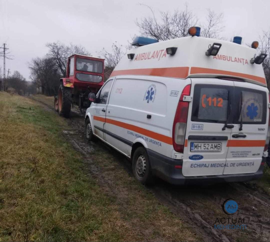 Ambulanță trasă de tractor, după ce a rămas împotmolită pe un drum impracticabil! Primăria a organizat zilele comunei, iar drumurile arată ca după bombardament.