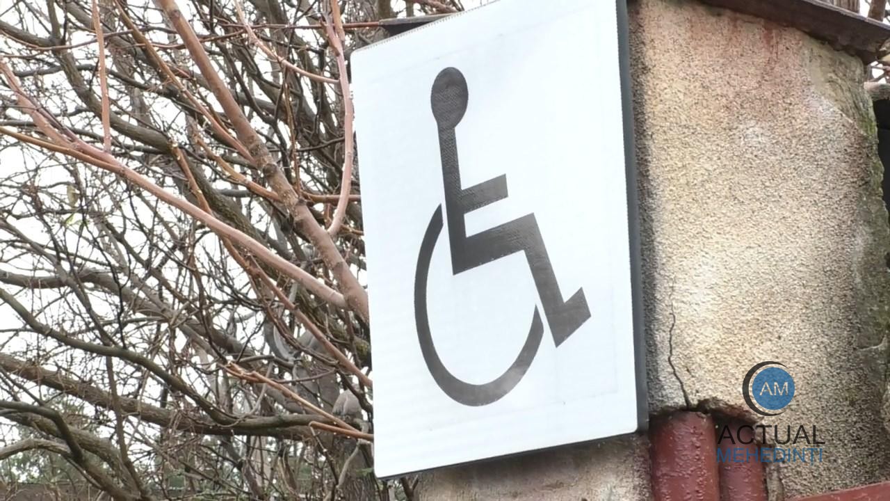 Indemnizațiile persoanelor cu dizabilități întârzie. Beneficiarii nu au bani pentru tratament.