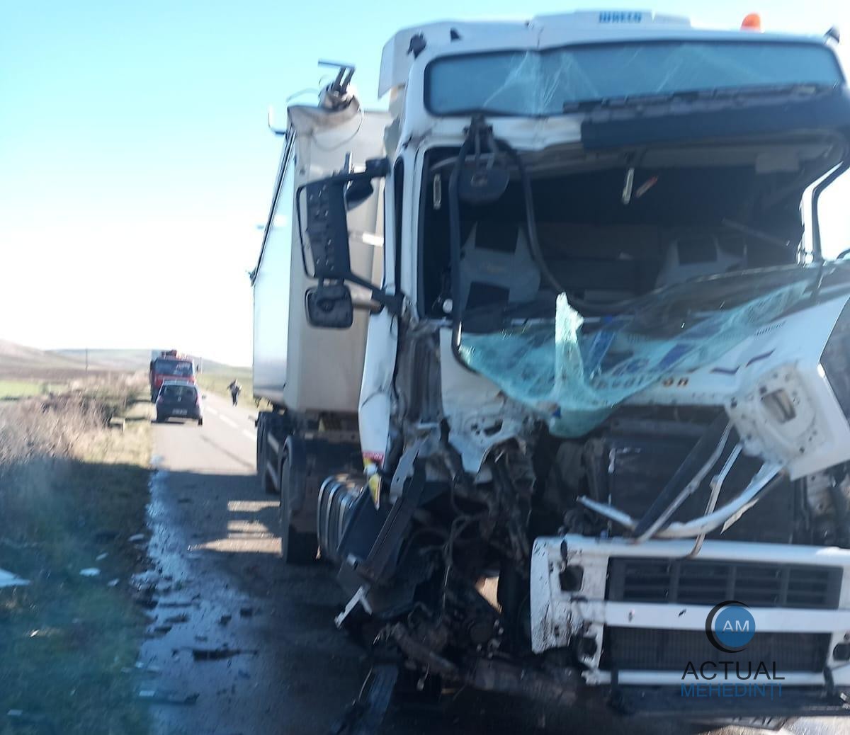 Accident între două autotrenuri, în Almăjel!