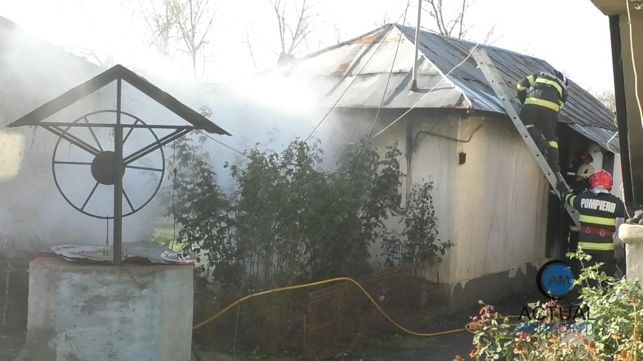 Incendiu la o casă din Malovăț! Toate bunurile unei familii au fost mistuite de flăcări.