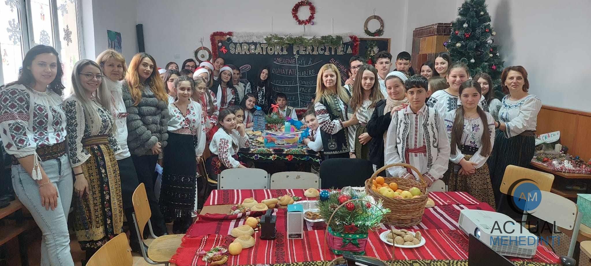 “Să fim noi păstrătorii tradiției!” Tradiții și obiceiuri de Crăciun, păstrate de elevii mehedințeni!