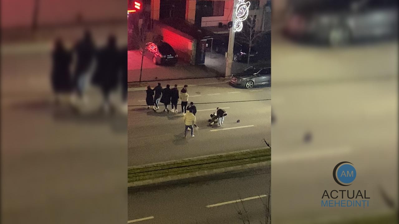 (Video) Bătaie cruntă, în fața unei săli de jocuri de noroc! Un tânăr a fost bătut și lăsat în stradă.