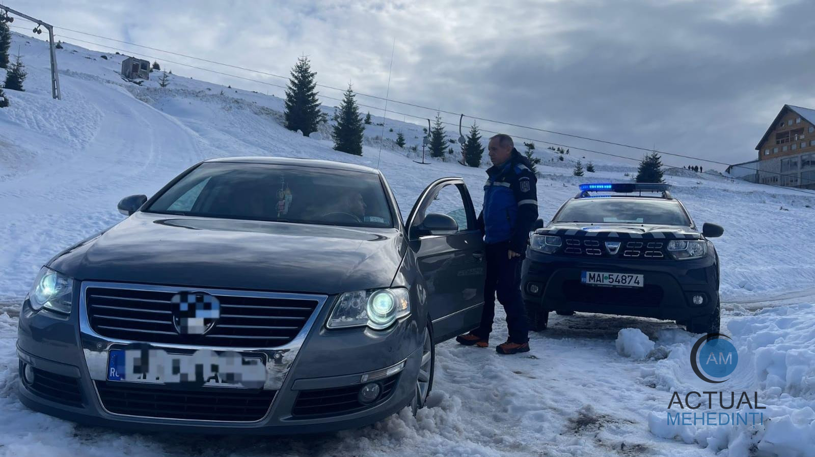 Un mehedințean a traversat două pârtii de ski cu mașina, pentru a duce bagajul la hotel. Bărbatul a fost amendat de jandarmi.