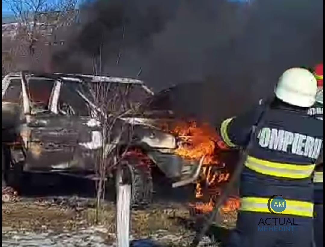 Autoturism cuprins de flăcări! Mașina a ars ca o torță.