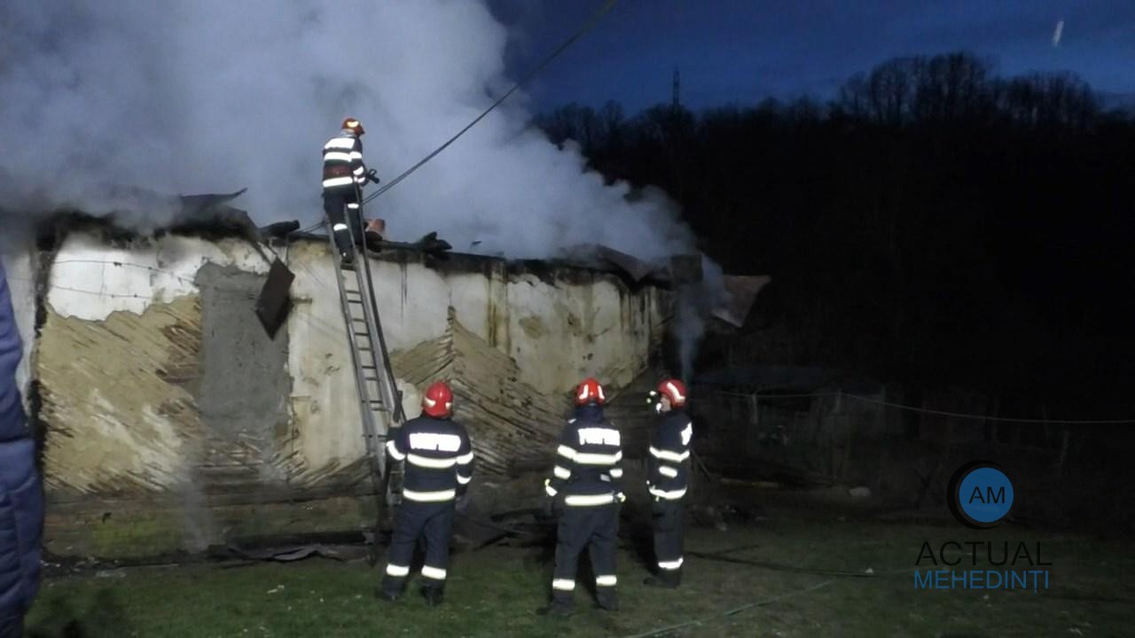 Casă mistuită de flăcări! Proprietarii au rămas sub cerul liber, după ce imobilul a ars ca o torță.