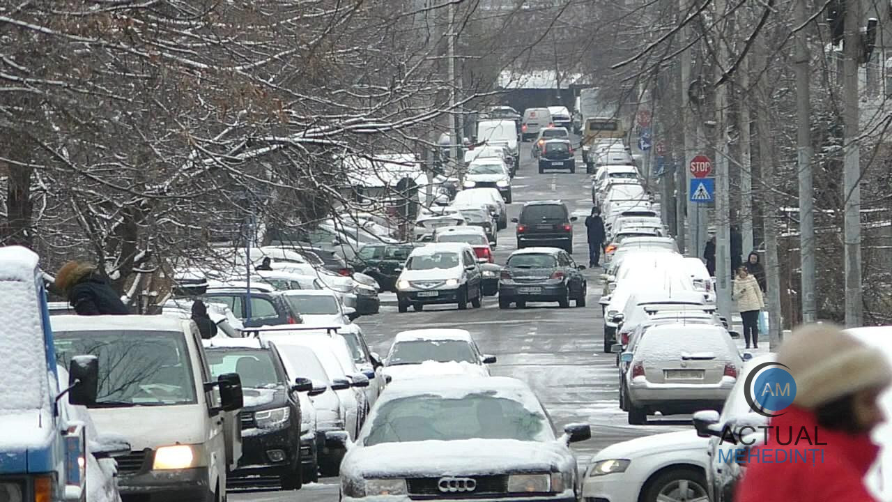 Trafic îngreunat, din cauza poleiului, în Severin, în această dimineață! Se circulă în condiții de iarnă.