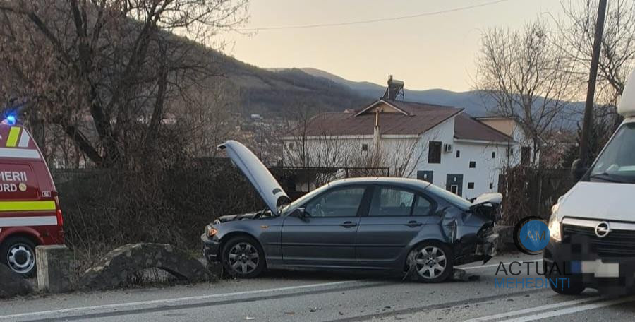 Accident lângă gara din Orșova! Două persoane au fost rănite, după ce un șofer nu a păstrat distanța regulamentară.