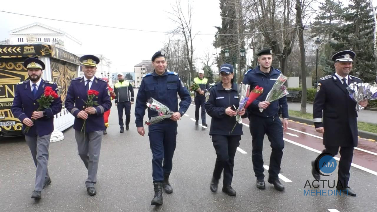 O zi mai frumoasă, alături de structurile MAI! Lucrătorii din Interne au avut parte de o altfel de misiune: au făcut ziua mai frumoasă femeilor pe care le-au întâlnit.