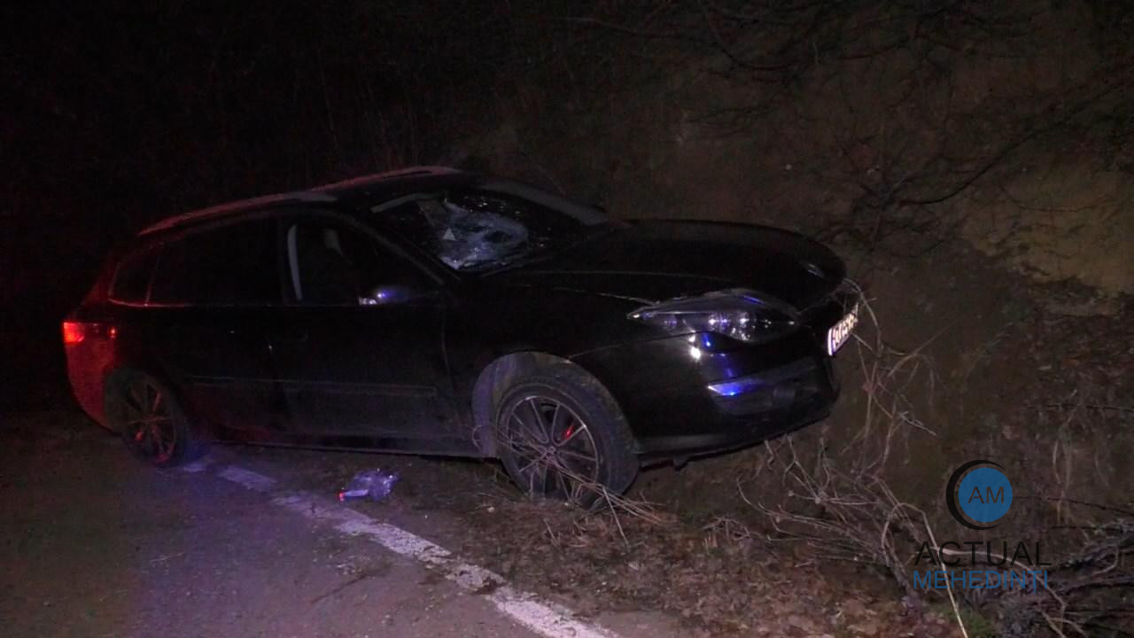 Un șofer băut criță a sărit cu mașina în șanț, apoi a sunat la 112, dar nu a putut comunica cu operatorii din cauza stării avansate de ebrietate.