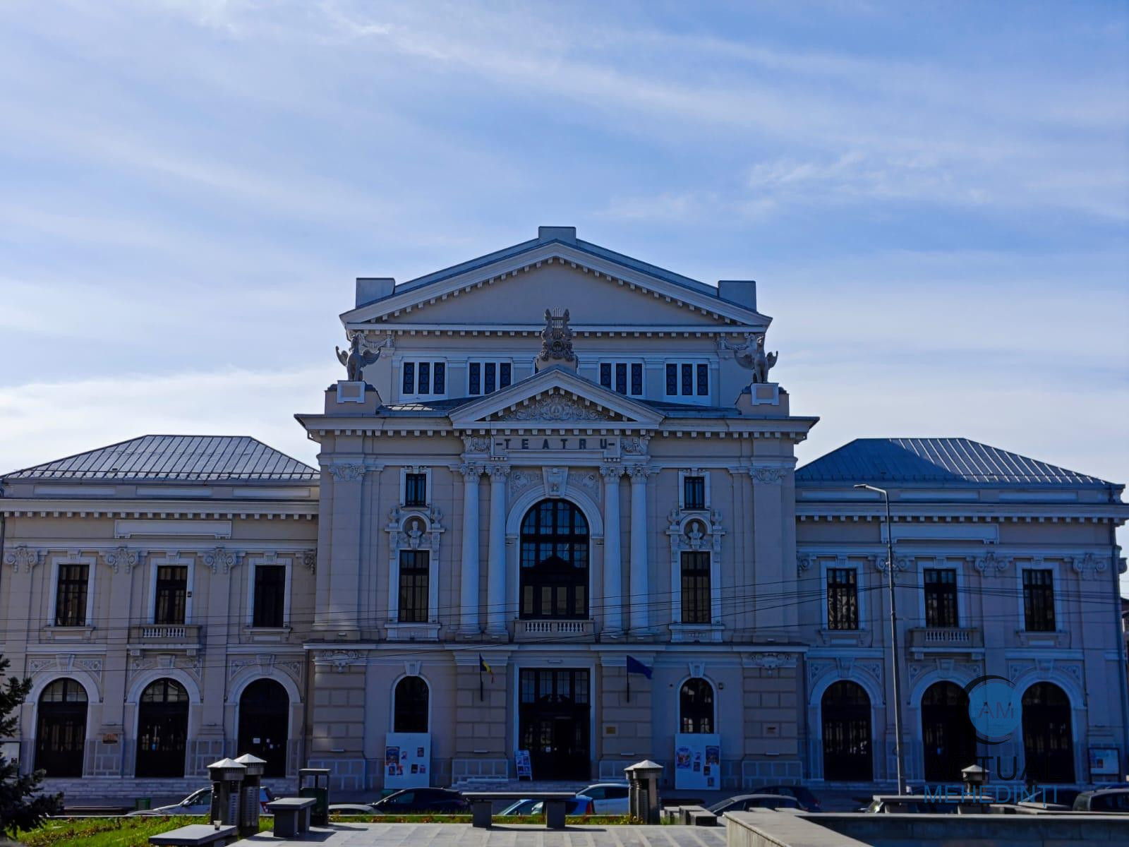 Grifonii de bronz, amplasați pe Palatul Culturii, au fost restaurați. Lucrarea a costat peste 400.000 lei, iar mare parte din cost a fost suportat de firma de asigurări.