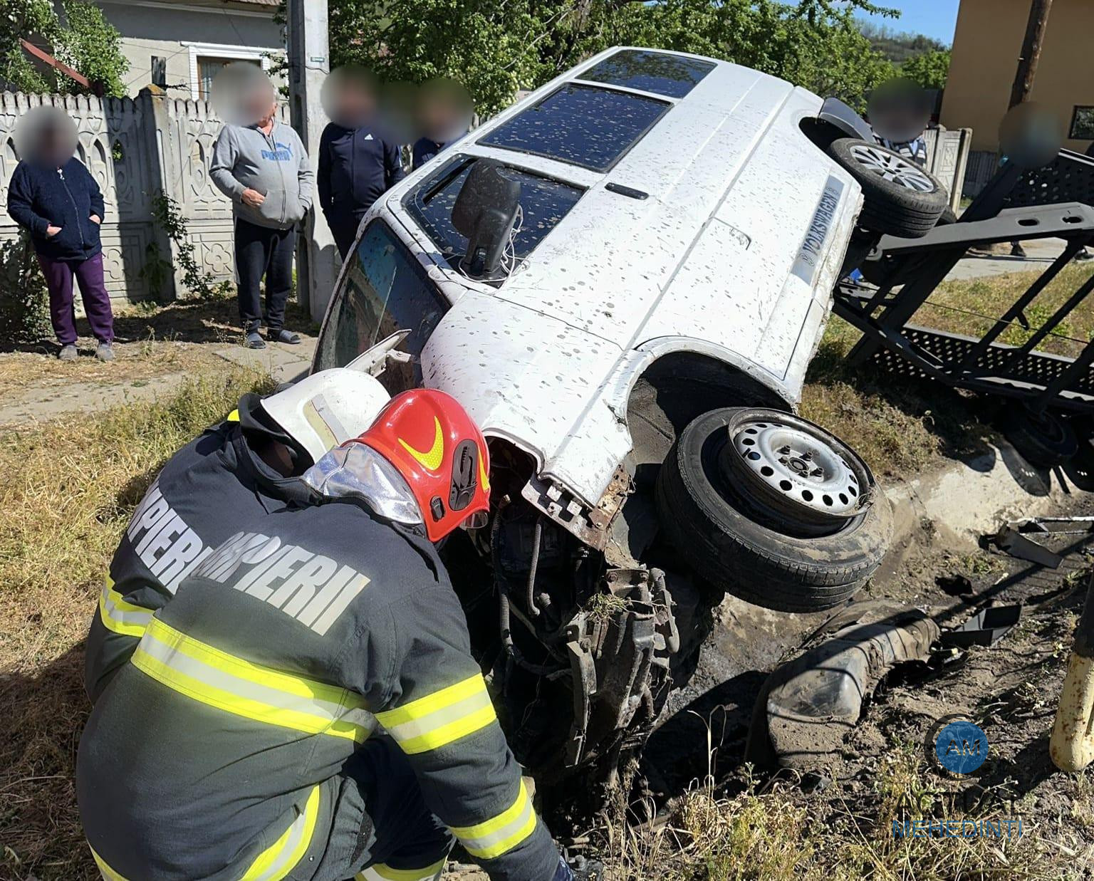 Accident pe DN 6! A sărit cu microbuzul peste parapetele de protecție al drumului.