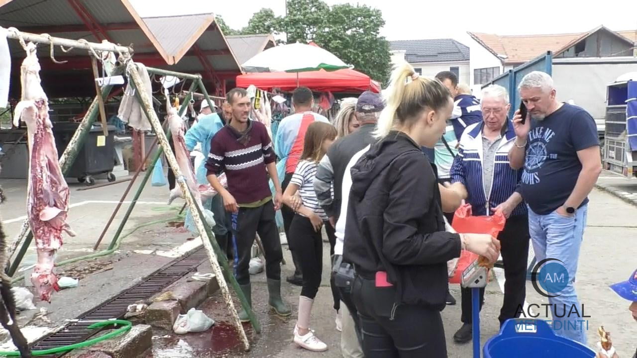 Miei scumpi, dar vânzare bună! Crescătorii de animale au venit din tot județul, iar clienții nu au întârziat să apară.