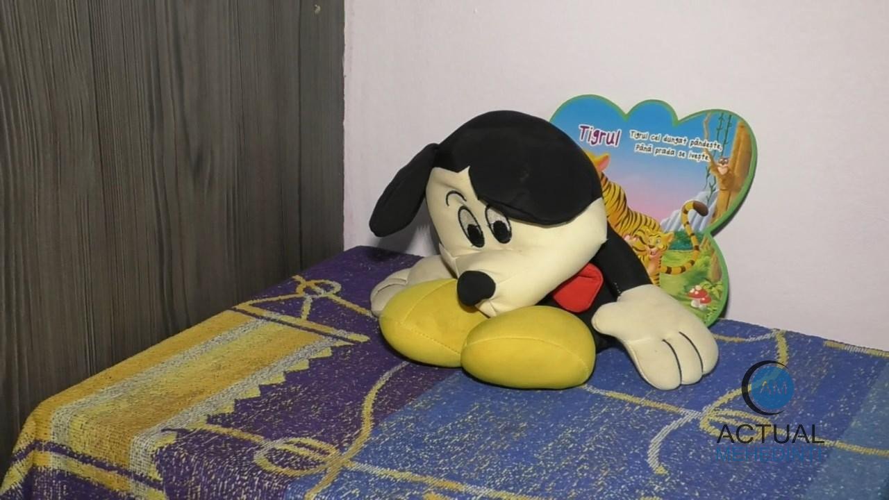 Două copile au fost abuzate sexual, ani la rând, de tatăl vitreg. Bărbatul a fost arestat. Mama ar fi știut situația și ar fi ascuns ororile prin care treceau fiicele sale.