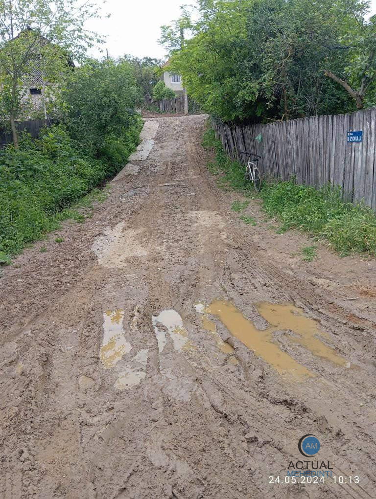 Condiții de Ev Mediu: drumuri impracticabile, în urma ploilor din ultimele zile! Cetățeni condamnați la condiții inumane, din cauza indolenței autorităților.