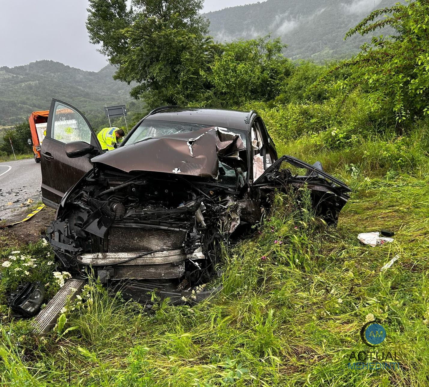 Grav accident între o autocisternă și un autoturism! O persoană a rămas încarcerată.