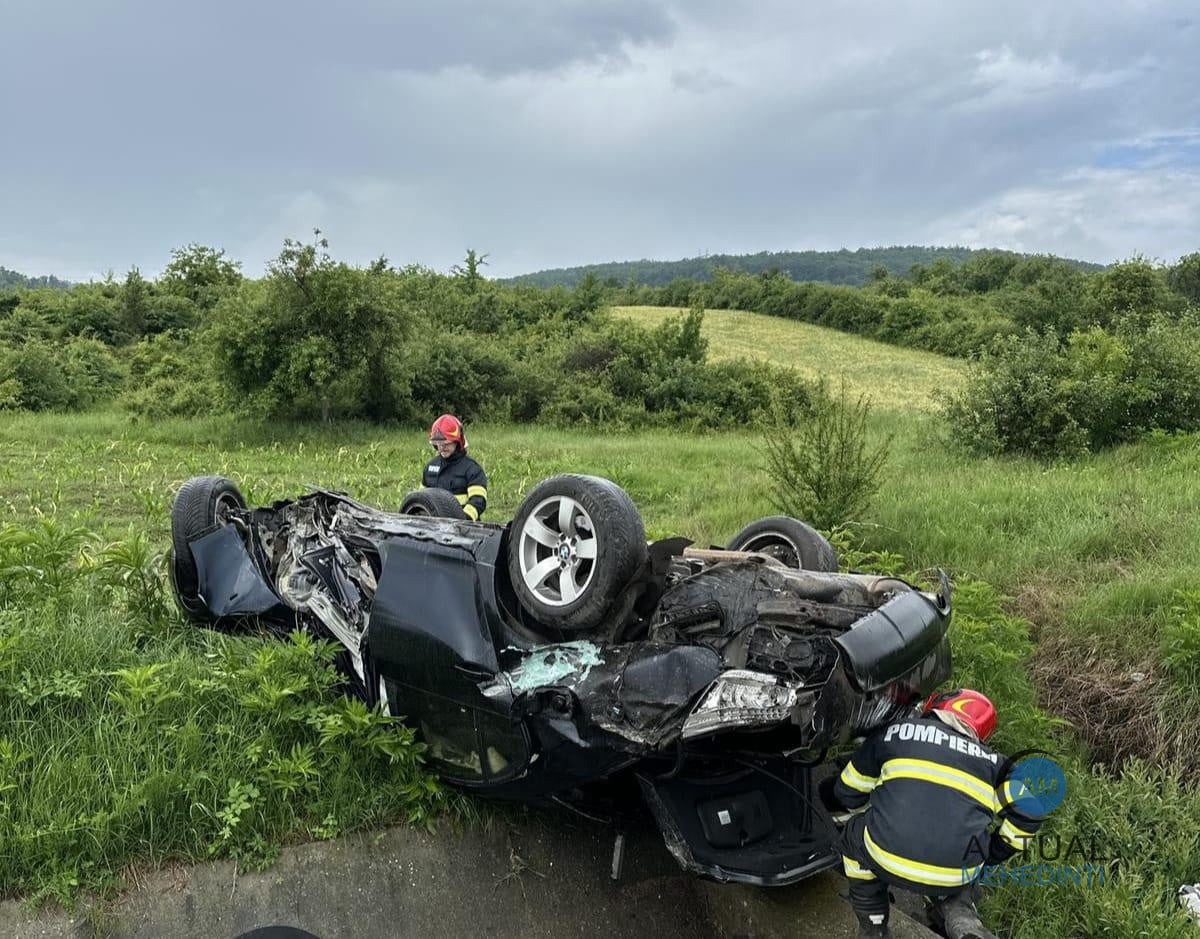 Accident în Ciochiuța! S-au răsturnat cu mașina în șanț. Pagubele sunt însemnate.