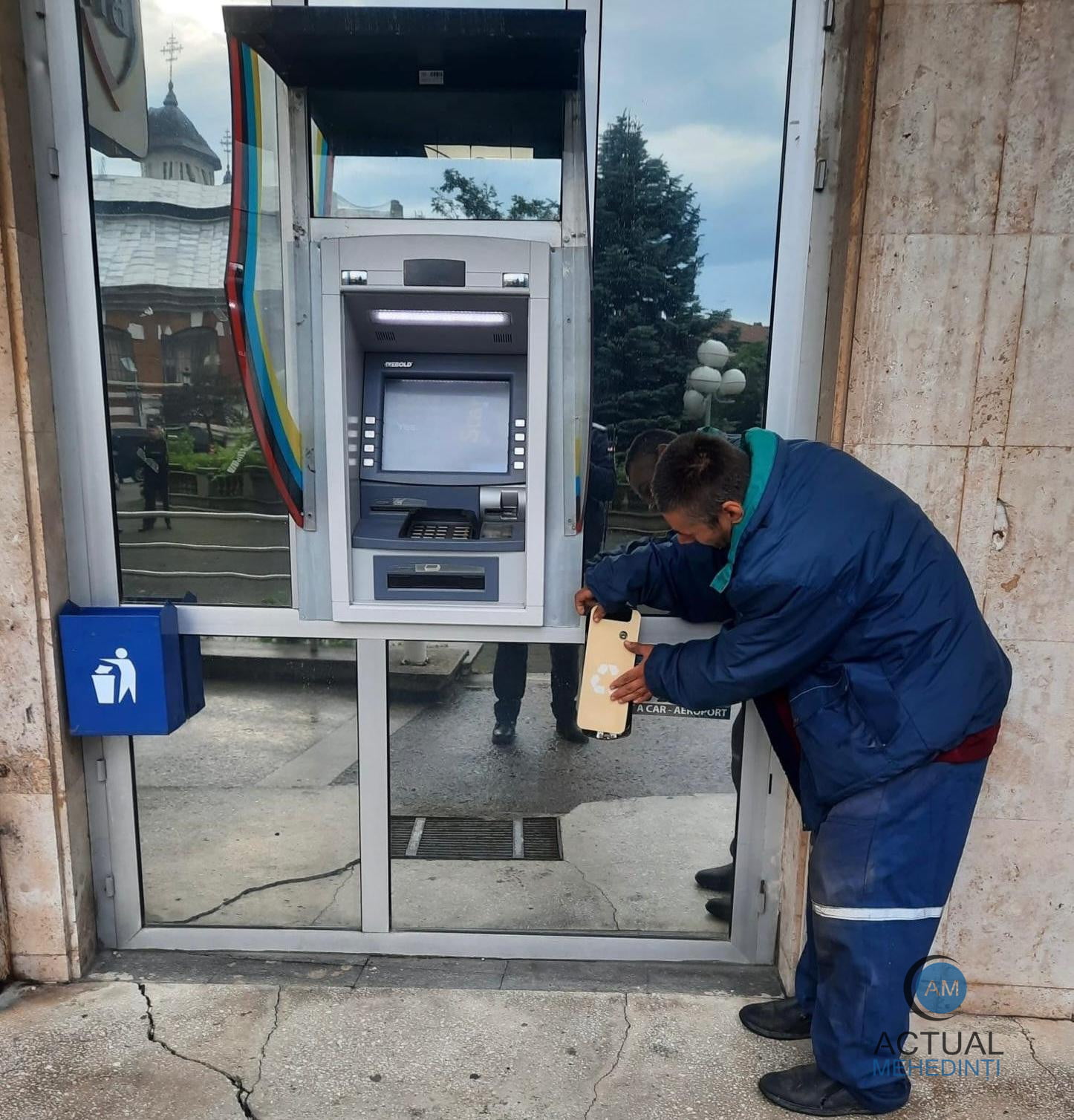 A fugit de la Psihiatrie și a spart un bancomat. Individul a fost depistat de jandarmi.