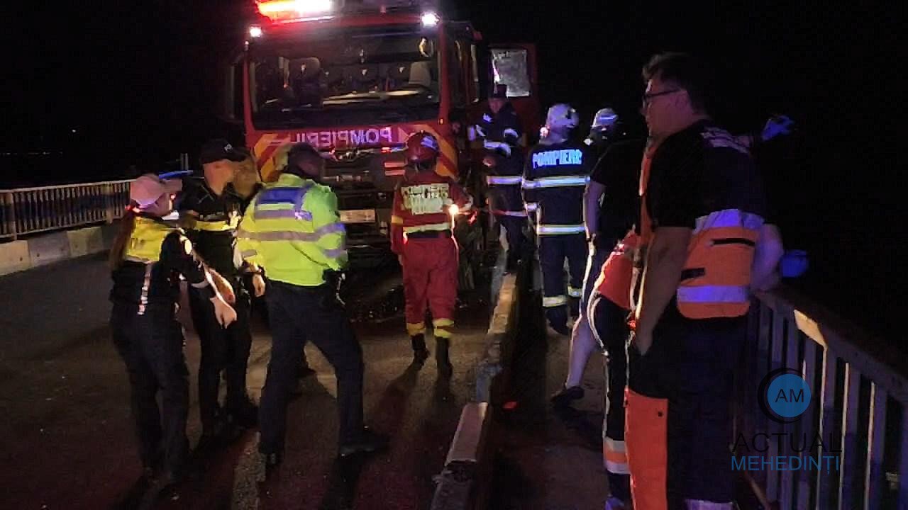 TIR scufundat în Dunăre, după ce mastodontul a rupt parapetele de protecție! Căutări pentru găsirea șoferului!