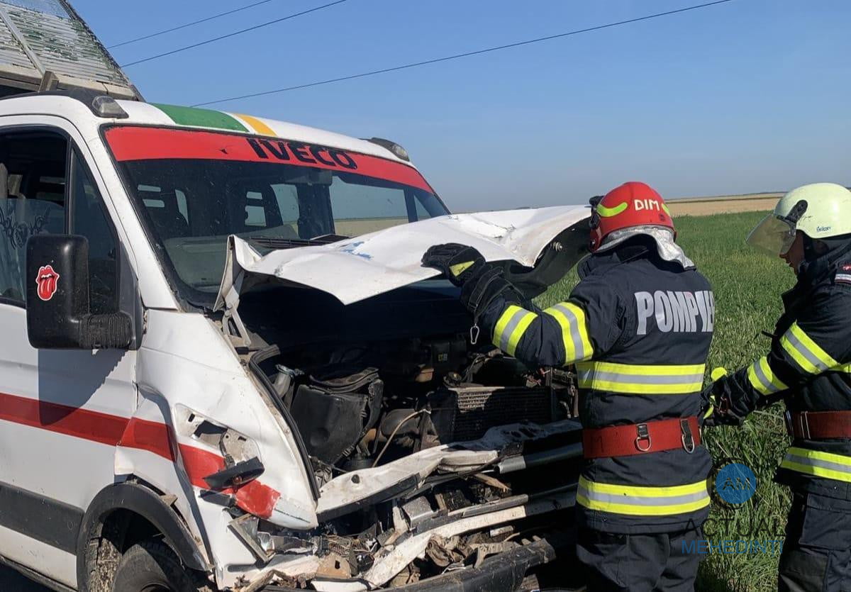 Accident între o autoutilitară și o căruță! Patru persoane au ajuns la spital. Prin victime, se află și doi copii.