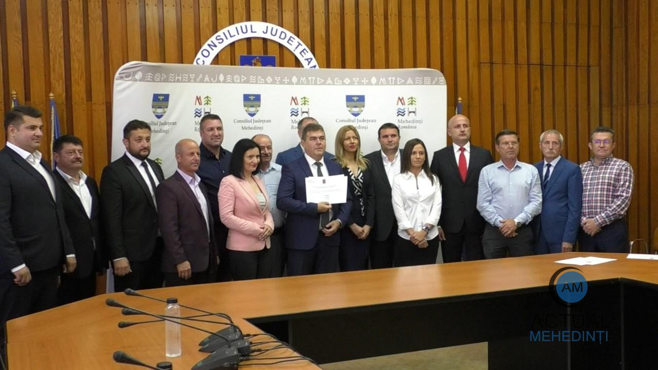 Noii consilieri județeni au primit certificatele. PSD are majoritate în forul județean, PNL și AUR fiind cele două partide care completează rândurile aleșilor.