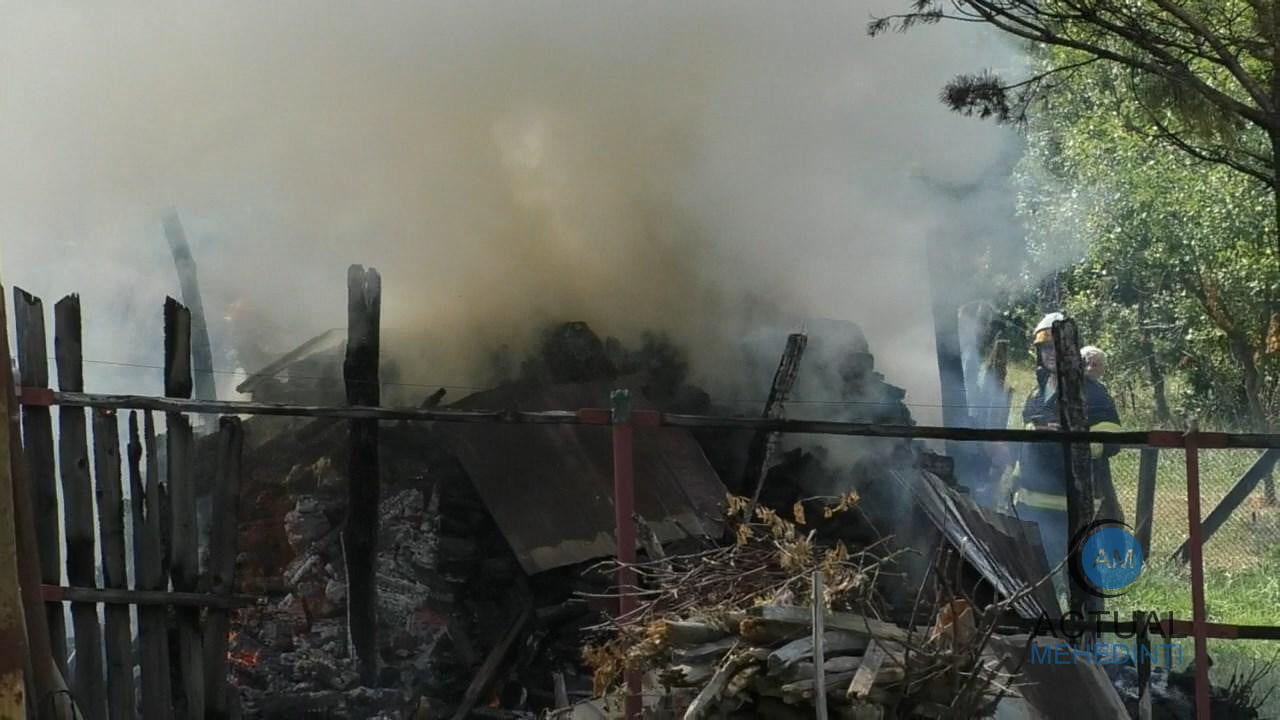 Anexă gospodărească, încărcată cu lemne, cuprinsă de flăcări! Proprietarii nu erau acasă, iar vecinii au sărit să stingă flăcările.
