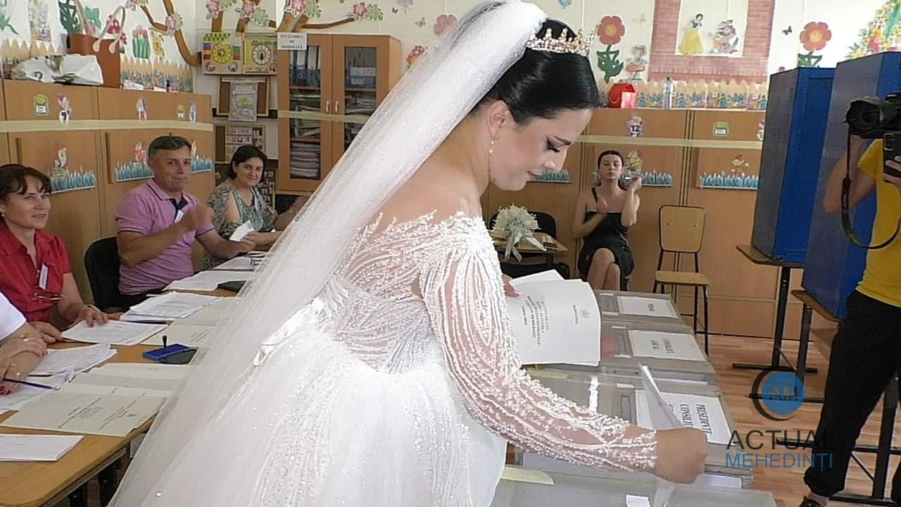 La vot, în ziua nunții! Și-au unit destinele, după care au mers să voteze.