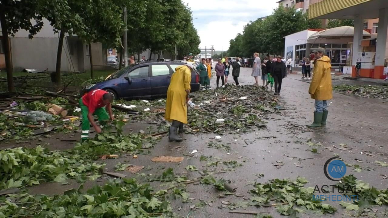 Puși degeaba pe drumuri, să depună solicitări de despăgubire: alba – neagra la primăria Severin! Administrația locală a anunțat că îi va sprijini pe cetățenii afectați, după care sprijinul a dispărut brusc.