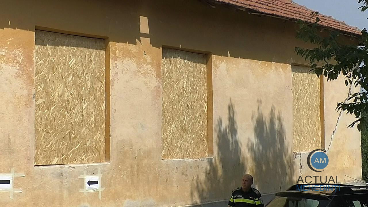 La vot, în clădire lăsată în paragină: fără apă și cu toaletă improvizată! Imobilul stă să cadă peste votanți.