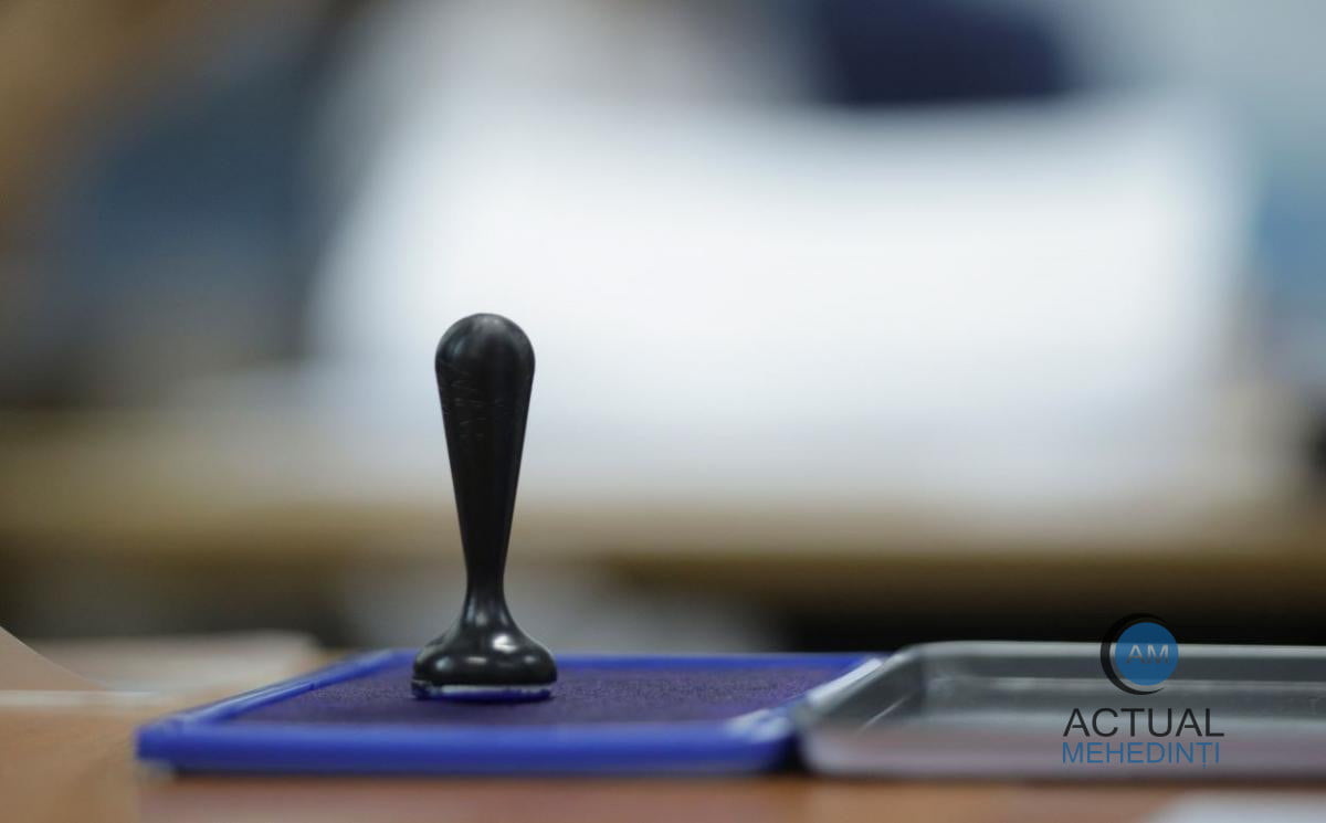 A introdus în urnă patru buletine de vot, pentru primar, în Baia de Aramă.