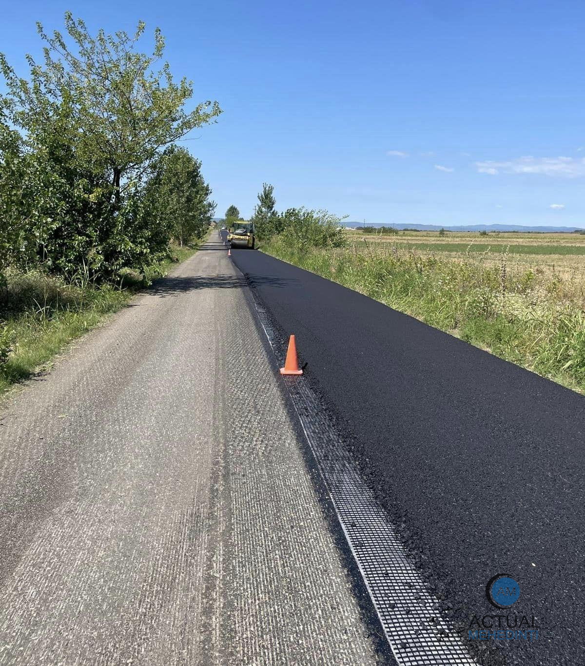 A început asfaltarea drumului județean care traversează comuna Devesel.