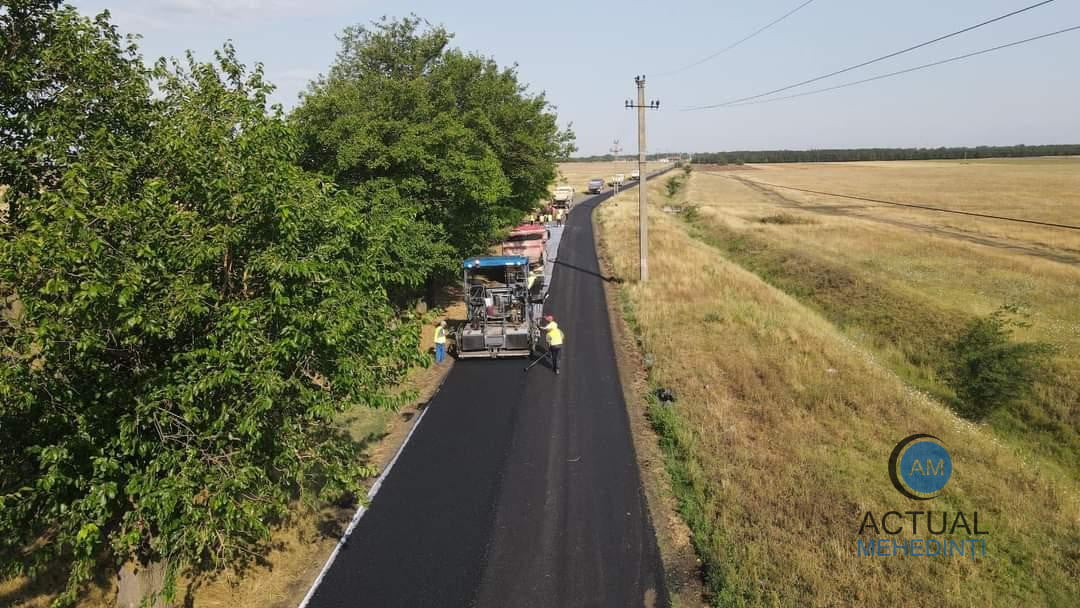 Se asfaltează drumul dintre Gemeni și Obârșia de Câmp.