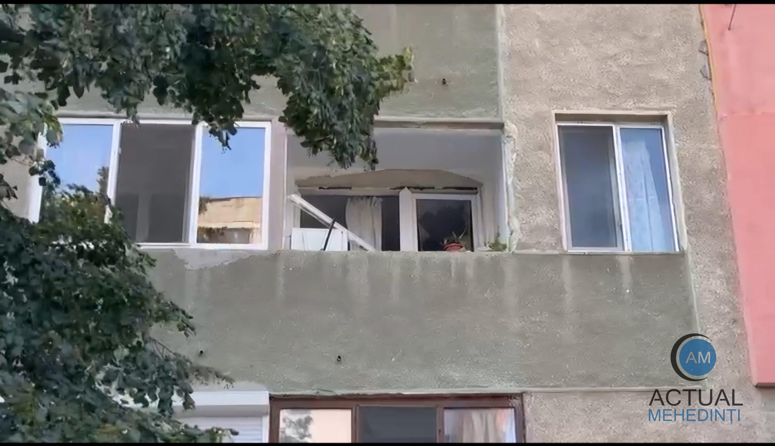 Explozie de butelie, trei apartamente afectate! Proprietara a suferit arsuri.