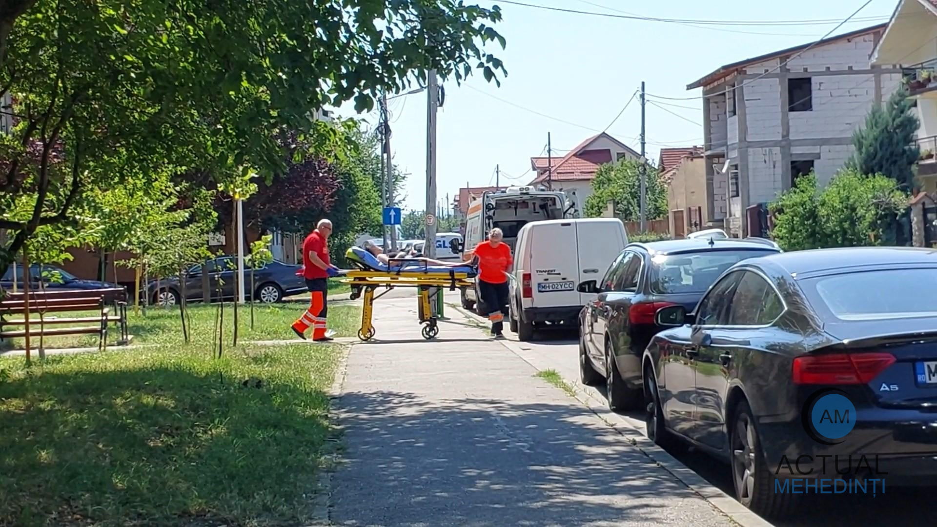 O adolescentă a căzut de la etajul trei. Ar fi încercat să coboare de pe balcon, pentru că părinții nu ar fi lăsat-o să părăsească locuința.