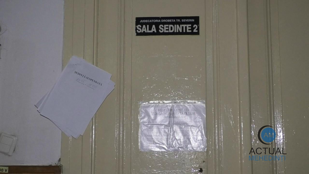 Grefier cercetat sub control judiciar, după ce a șters un document dintr-un dosar și a tăiat o filă dintr-un alt dosar folosind o foarfecă!