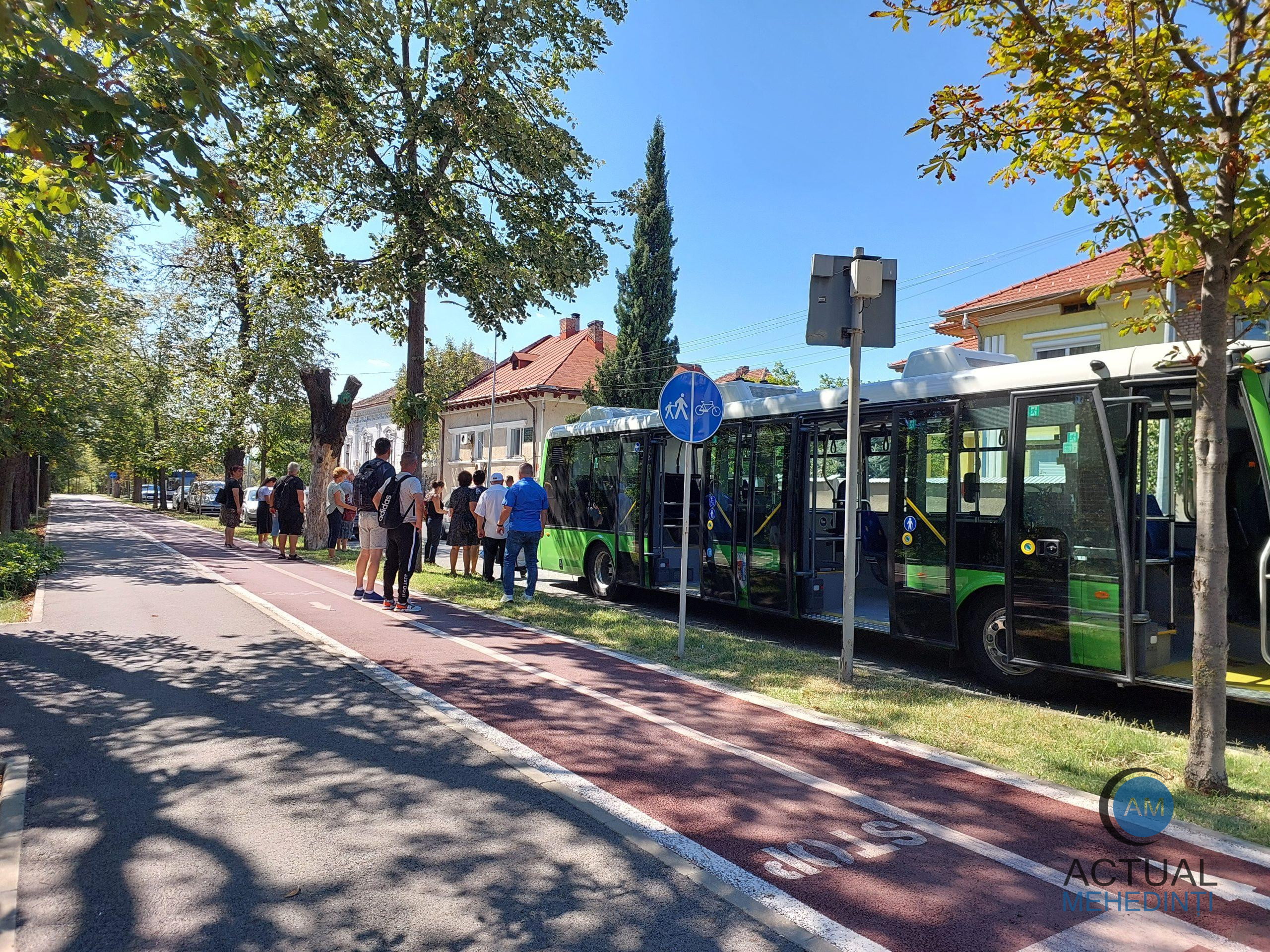 Autobuz electric, defectat pe traseu; călători lăsați în drum!