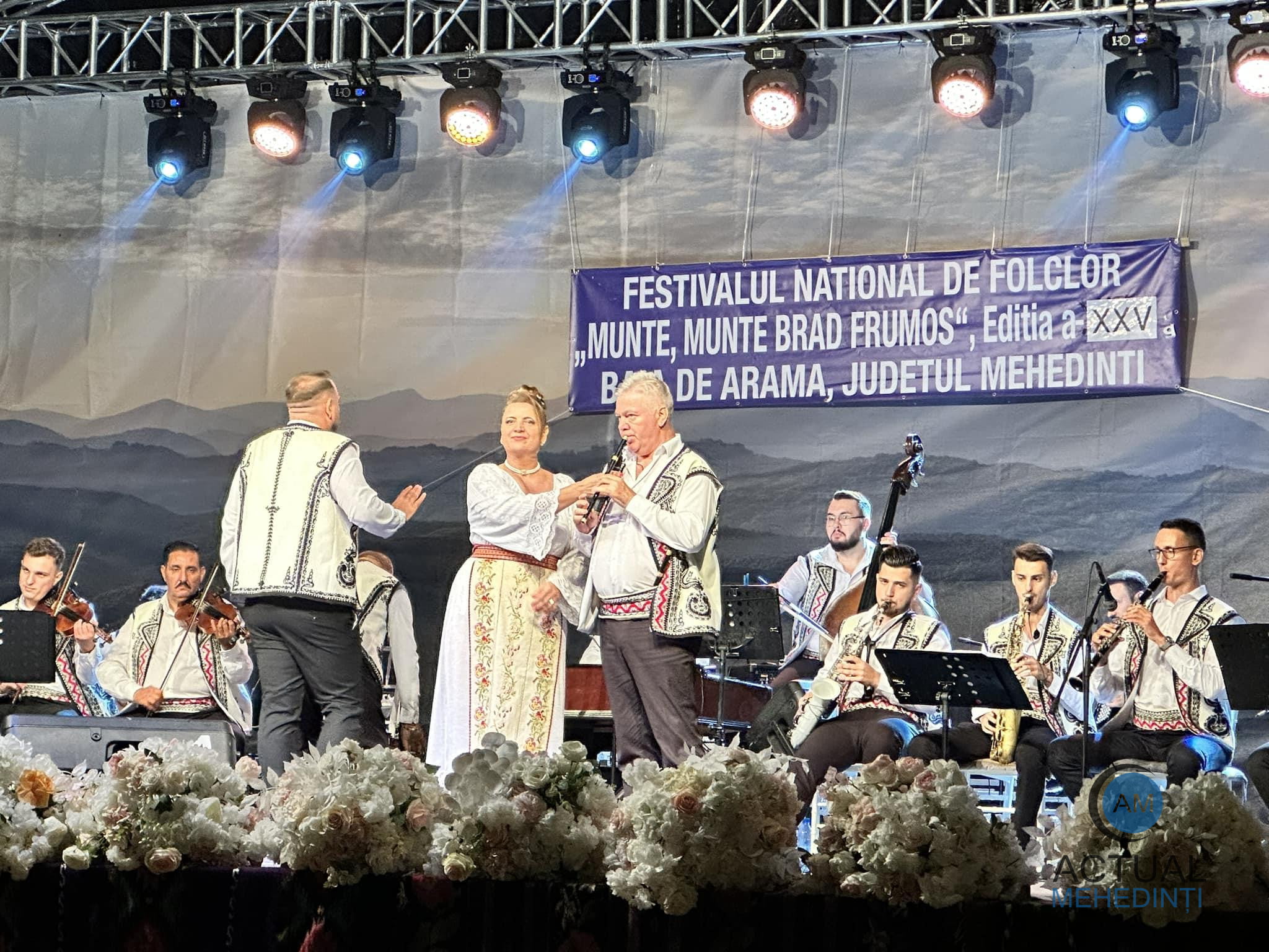 Mii de iubitori ai cântecului popular, prezenți la Festivalul „Munte, Munte, Brad Frumos”! Evenimentul a însuflețit zona de nord a județului.
