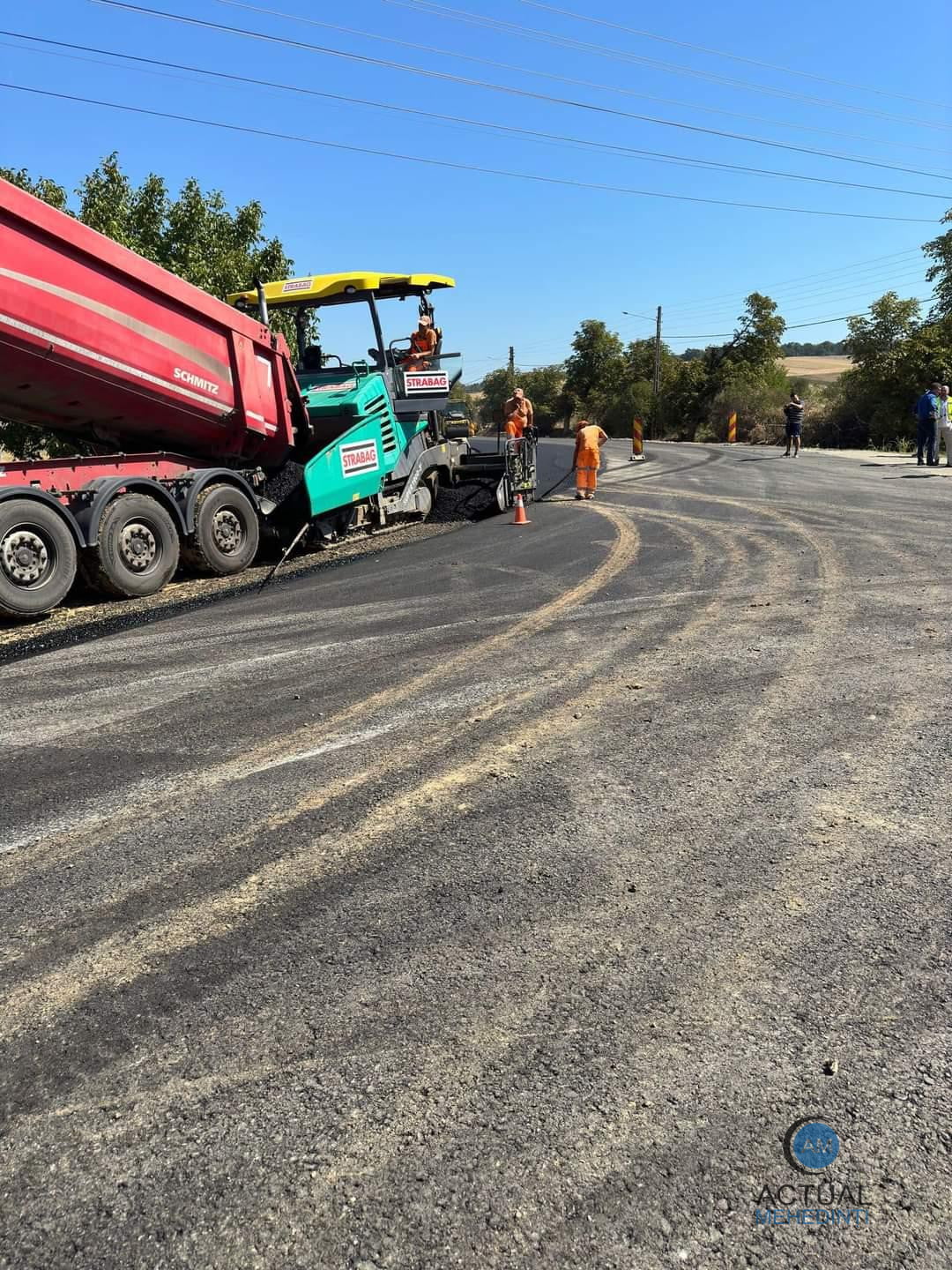 Asfalt pe DJ 562! Tronsonul, care tranzitează satul Scăpău, complet modernizat!