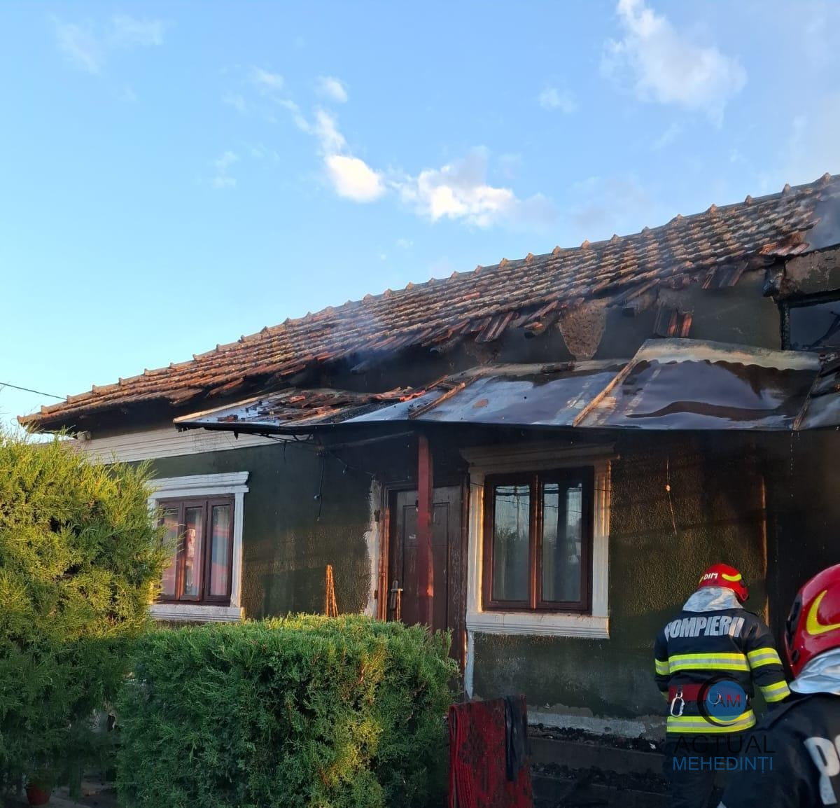 Casă cuprinsă de flăcări, după ce proprietarii au lăsat aragazul pornit și au plecat de acasă!