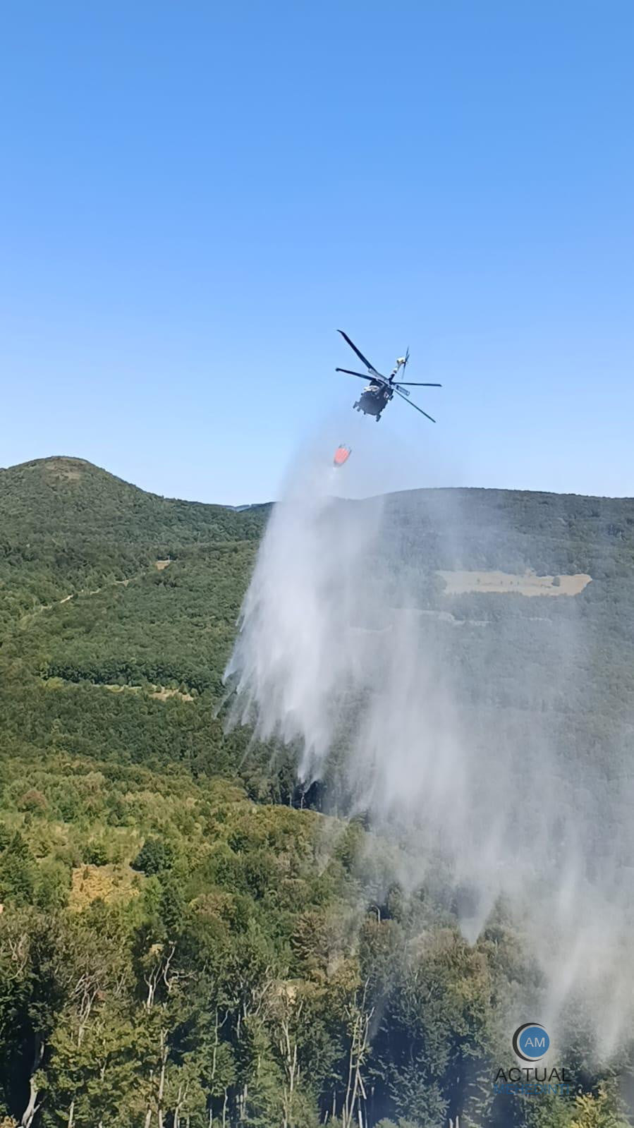 Incendiul din Svinița, greu de lichidat! A fost solicitat încă un elicopter pentru stingerea flăcărilor.
